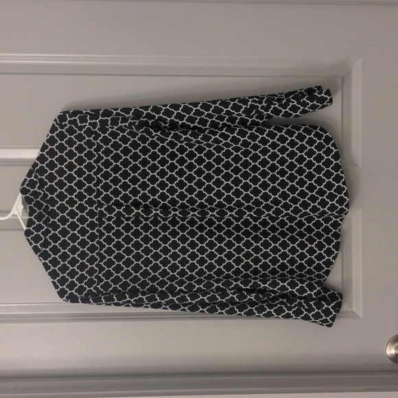 Express Blouse Black and White Pattern - Picture 5 of 5